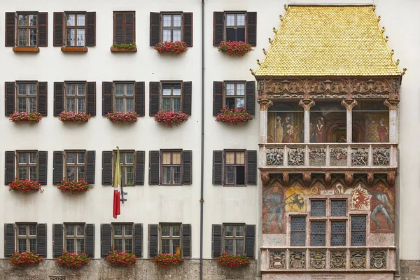 Goldenes dachl. Süslü bir balkonda altın fayanslar. Innsbruck, Avusturya