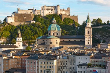 Tarihi Hohensalzburg kalesi ve Salzburg katedrali şehir manzarası. Salzburg, Avusturya