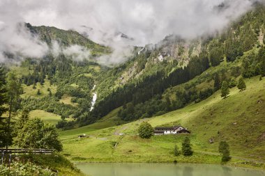 Grossglockner. Serpentine Alpine Yolu bakış açısı. Yeşil vadi ve şelale. Avusturya