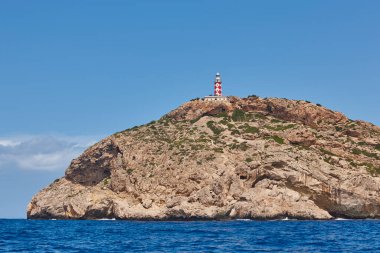 Balear takımadalarındaki Cabrera adasındaki resim gibi deniz feneri. Akdeniz kıyı şeridi. İspanya