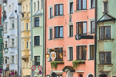 Innsbruck 'un eski kasabası, Altstadt' ta birkaç renkli cephe. Avusturya