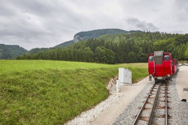 Schafberg çarkıfelek treni. Salzburgerland 'daki Picturesque dağ vintage treni. Avusturya