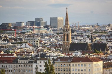 Viyana şehir merkezi silueti ve St. Othmar gotik cemaati. Avusturya
