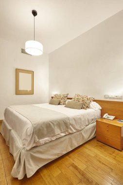 Otel odasının yatak odası. Minimalizm iç tasarım. Çağdaş dekorasyon. Kapalı