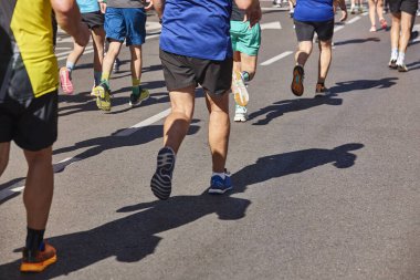 Sokaktaki koşucular. Sağlıklı bir yaşam tarzı. Hareket egzersizi. Atletizm