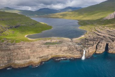 Faroe Adaları helikopterden Vagar 'daki dramatik kıyı şeridi. Leitisvatn Gölü