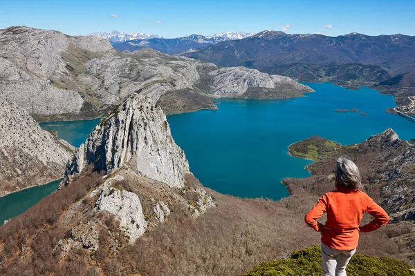 Malerischer Stausee Und Berglandschaft Riano Wanderer Spanien — Stockfoto