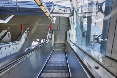Viyana şehir merkezindeki metro istasyonunda yürüyen merdivenler. Ubahn. Toplu taşıma