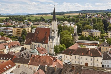 Wachau Vadisi 'ndeki Melk Köyü manzarası. Kilise ve evler. Avusturya
