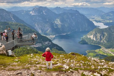 Beş parmak, manzarayı ve Hallstater Gölü 'nü aydınlatır. Yukarı Avusturya