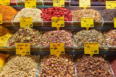 Farklı türde çay yaprakları. Çay dükkanı çeşitleri ayrıntıları içerir.