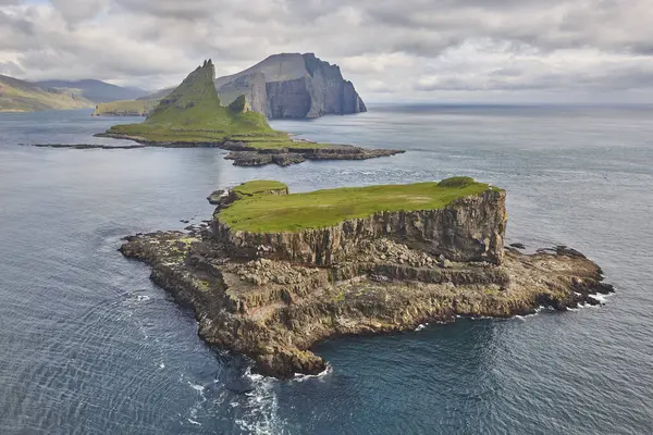 Faroe Adaları Helikopterden Izlenen Dramatik Kıyı Şeridi Vagar Alanı — Stok fotoğraf