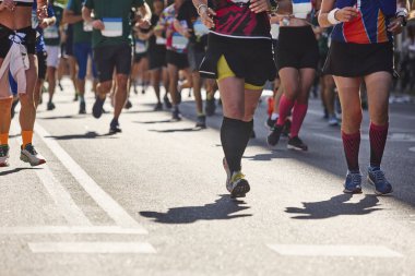 Sokaktaki koşucular. Sağlıklı bir yaşam tarzı. Hareket egzersizi. Atletizm