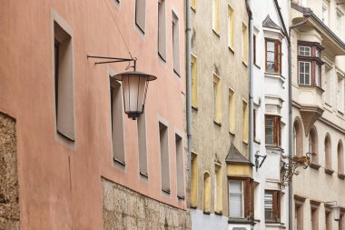 Innsbruck eski kasaba sokağı, Altstadt 'ta çok renkli cepheler. Avusturya
