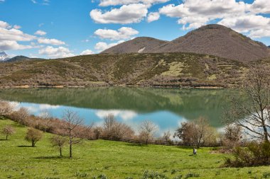 Riano 'daki dağ ve göl manzarası. Castilla Leon. İspanya