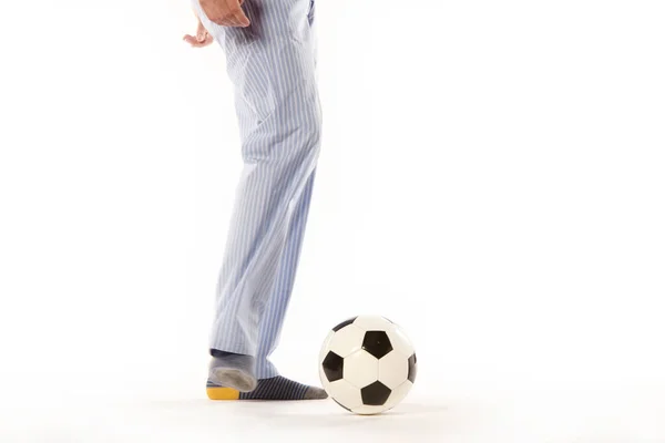 穿着睡衣的年轻人在踢足球 腿的细节 夜礼服 — 图库照片