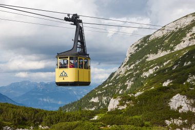 Dachstein sıradağlarında resimli sarı teleferik. Yukarı Avusturya
