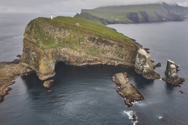 Helikopterden Faroe adalarındaki deniz fenerleri ve uçurumlar. Danimarka