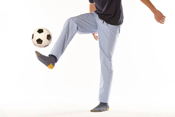 Mladý Muž Pyžamu Hraje Fotbal Detaily Nohou Noční Oblečení — Stock fotografie