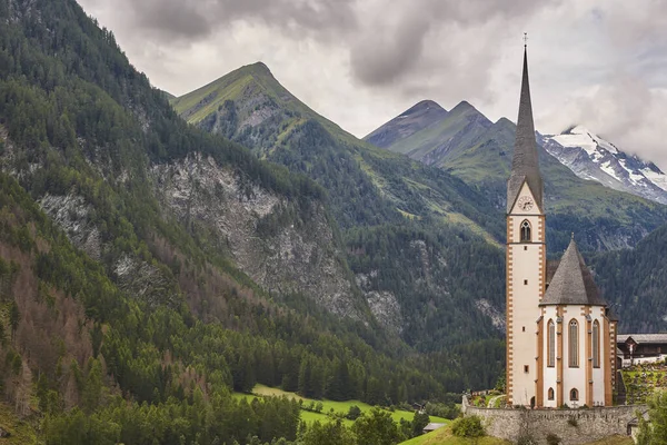 格罗什格洛克纳高山风景秀丽的山路上的海伦根布拉特教堂 奥地利Carintia 图库图片