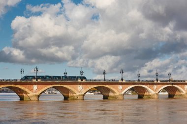 Garonne Nehri ve Pont de Pierre Köprüsü. Tramvay, Bordeaux, Fransa