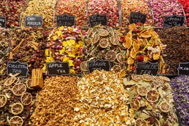 Farklı türde çay yaprakları. Çay dükkanı çeşitleri ayrıntıları içerir.