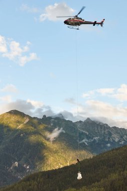 Helikopter kurtarma tatbikatı simülasyonu bir dağ odununda. Acil durum.