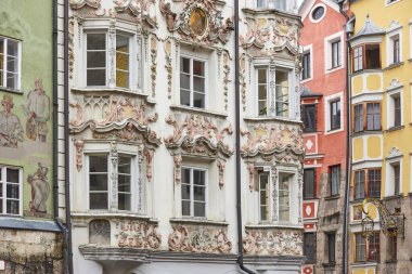 Innsbruck 'un eski kasabasında rococo ve çok renkli cepheler. Avusturya