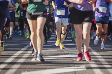 Sokaktaki koşucular. Sağlıklı bir yaşam tarzı. Hareket egzersizi. Atletizm