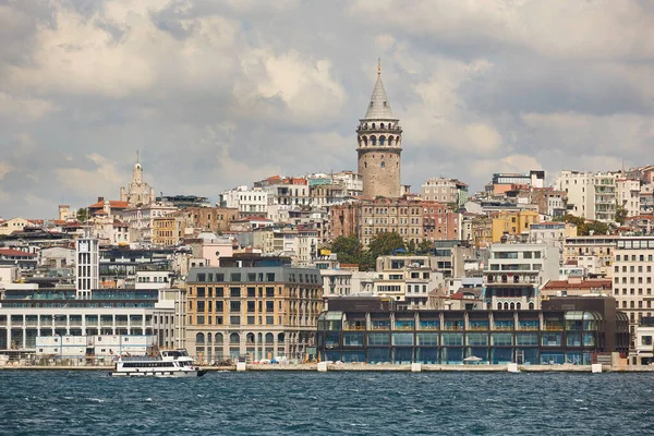 Galata Kulesi ve Bosporus Boğazı. İstanbul silueti. Türkiye 