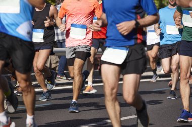Sokaktaki koşucular. Sağlıklı bir yaşam tarzı. Hareket egzersizi. Atletizm