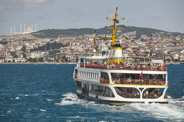 Boğazdaki turist feribotu. İstanbul 'daki Camlica Camii. Türkiye