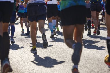 Sokaktaki koşucular. Sağlıklı bir yaşam tarzı. Hareket egzersizi. Atletizm
