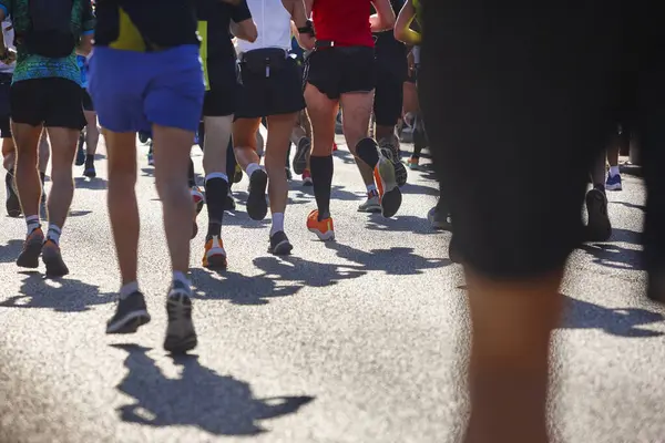 Sokaktaki koşucular. Sağlıklı bir yaşam tarzı. Hareket egzersizi. Atletizm