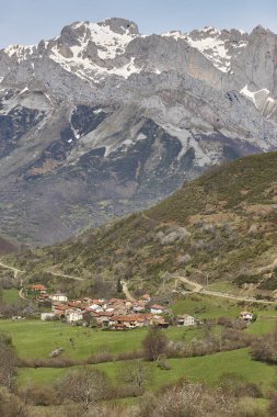 Yeşil vadi dağ manzarası. Santa Maria Valdeon 'da. Castilla Leon, İspanya