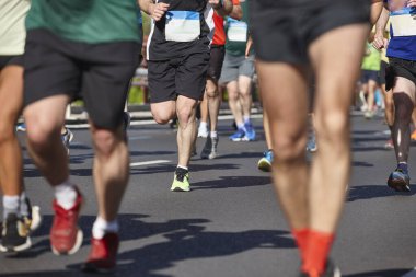 Sokaktaki koşucular. Sağlıklı bir yaşam tarzı. Hareket egzersizi. Atletizm