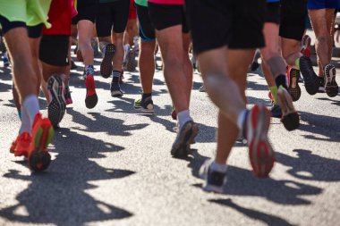 Sokaktaki koşucular. Sağlıklı bir yaşam tarzı. Hareket egzersizi. Atletizm