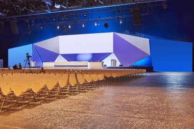 Konferans salonu. Podyumlu kongre merkezi. Profesyonel toplantı. Oditoryum