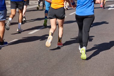 Sokaktaki koşucular. Sağlıklı bir yaşam tarzı. Hareket egzersizi. Atletizm