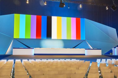 Konferans salonu. Podyumlu kongre merkezi. Profesyonel toplantı. Oditoryum