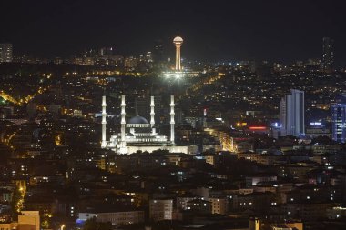 Ankara 'nın silueti geceleyin yükseliyor. Cami ve Atakule kulesi. Türkiye