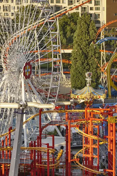 Viyana 'daki eğlence parkı. Dönme dolap, lunapark treni. Prater. Avusturya