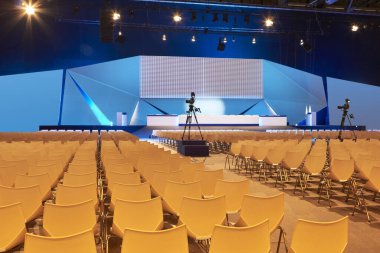 Konferans salonu. Podyumlu kongre merkezi. Profesyonel toplantı. Oditoryum