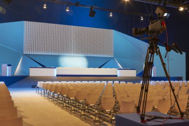 Konferans salonu. Podyumlu kongre merkezi. Profesyonel toplantı. Oditoryum