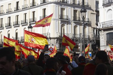 Bir sürü insan. Madrid 'de İspanyol bayraklarıyla gösteri. Protesto