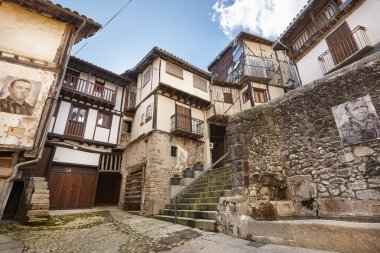 Geleneksel ortaçağ köyü Mogarraz. Antika taş cephe. Salamanca, İspanya