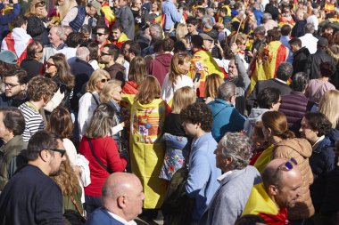 Bir sürü insan. İspanya 'da İspanyol bayraklarıyla gösteri. Protesto