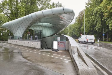 Innsbruck şehir merkezindeki Nordkette yeraltı teleferik istasyonu. Avusturya