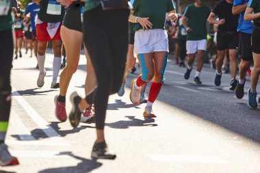 Sokaktaki koşucular. Sağlıklı bir yaşam tarzı. Hareket egzersizi. Atletizm