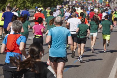 Sokaktaki koşucular. Sağlıklı bir yaşam tarzı. Hareket egzersizi. Atletizm